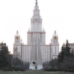 Вечный огонь на фоне МГУ