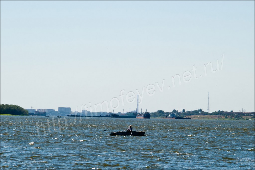 Рыбак на фоне Астрахани