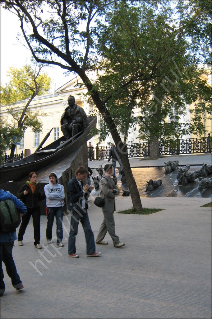 Памятник Шолохову и туристы